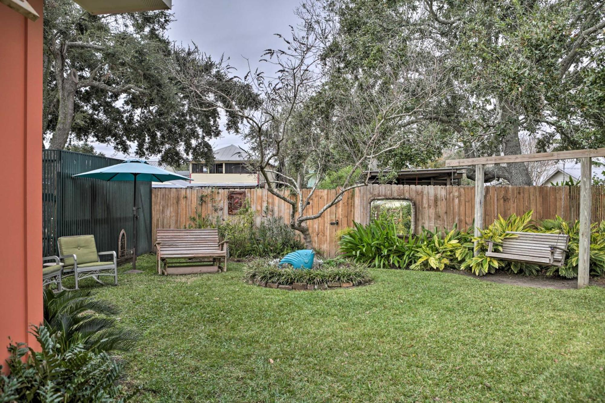 Walk To Beach From Chic Old Town Apartment With Yard Bay St. Louis Extérieur photo